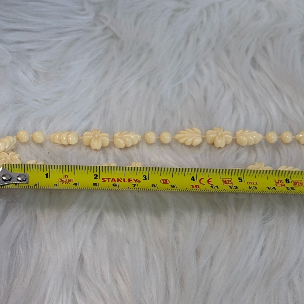 Vintage Cream Floral Carved Long plastic Necklace - Picture 4 of 7